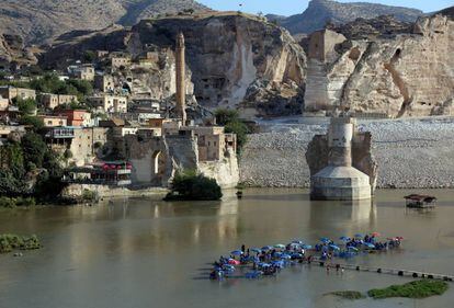 Los restos del puente de Hasankeyf cubiertos de cemento, así como la ladera del castillo para evitar su erosión durante la inundación de la presa de Ilisu.