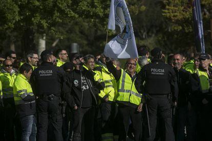 Protesta de estibadores en la Avenida Diagonal por la presencia del presidente del Gobierno en Barcelona.