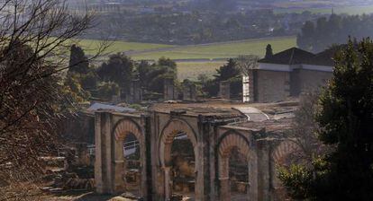 Una vista del Conjunto Arqueológico de Medina Azahara, con construcciones y parcelas ilegales al fondo.