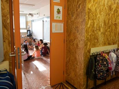 Alumnos y su profesora en un instituto escuela de Barcelona, en una imagen de archivo.