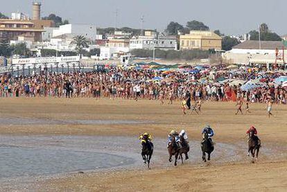 Carreras de caballos, ayer en la playa de las Piletas de Sanlúcar de Barrameda (Cádiz).