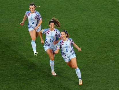 Aitana Bonmati celebra su primer gol con sus compañeras de la selección española.