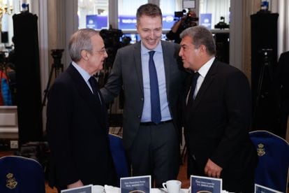 Desde la izquierda, el presidente del Real Madrid, Florentino Pérez; el CEO de la Superliga, Bernd Reichart; y el presidente del Barça, Joan Laporta, este viernes en el Hotel Ritz, en Madrid.