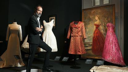 Eloy Martínez de la Pera, comisario junto a Lorenzo Caprile de la exposición 'La moda en la Casa de Alba', posa en el Palacio de Liria en Madrid.