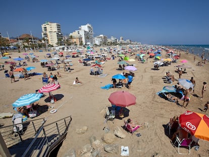 Aspecto de la playa de Gandia, municipio en el que el Consell ha decidido suspender la actividad de ocio nocturno.