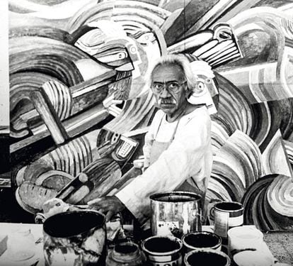 Francisco Espinoza Dueñas, en pleno trabajo en su estudio, durante su etapa burgalesa, en 1990.