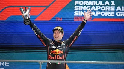 El piloto mexicano Checo Pérez celebra su victoria este domingo en Singapur.