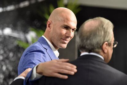 Florentino felicita al entrenador del Real Madrid, Zinedine Zidane, en el Santiago Bernabeu tras presentarle como nuevo entrenador del equipo blanco, el 4 de enero de 2016.