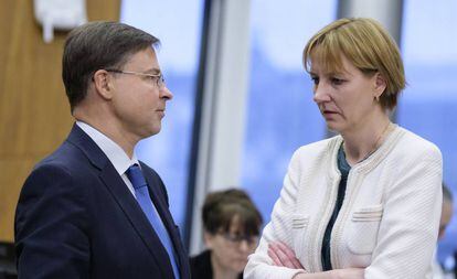 El comisario europeo de Economía, Valdis Dombrovskis, charla con la secretaria general de la Comisión, Ilze Juhansone. 