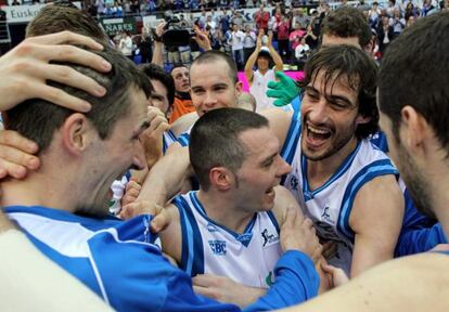 Los jugadores del Lagun Aro celebran su victoria ante el Real Madrid durante la pasada temporada. /