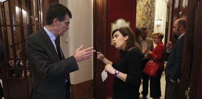 Jos&eacute; Enrique Serrano, ponente socialista de la Ley de Transparencia, con la vicepresidenta S&aacute;enz de Santamar&iacute;a, en el Congreso, el pasado mes de mayo.  