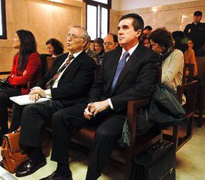 Jaume Matas y Antonio Alemany (a su drecha), durante el juicio en el Tribunal Superior de Justicia.