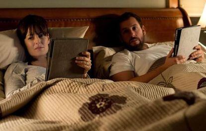 Rosemarie DeWitt y Adam Sandler, en la película.