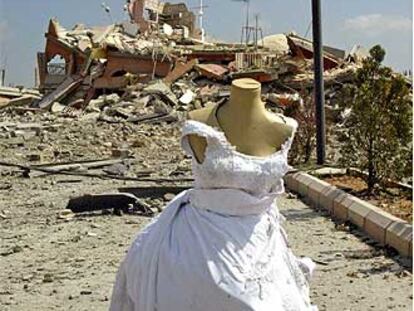 Traje de novia entre los escombros de Qana, Líbano
