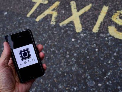 Un usuario con la aplicación de Uber en el centro de Londres.