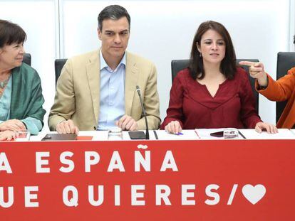 Cristina Narbona, Pedro Sánchez, Adriana Lastra y Carmen Calvo durante la Ejecutiva Federal del PSOE, este lunes en Ferraz.