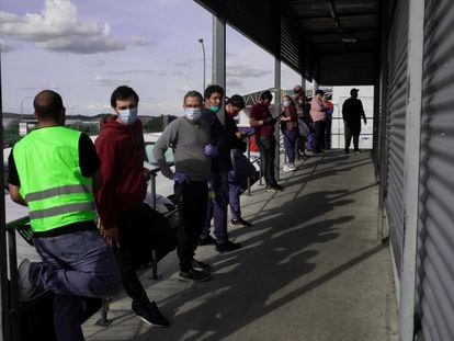Repartidores de Amazon esperan su turno fuera del almacén de la empresa en el Polígono Industrial de Coslada, al este de Madrid.