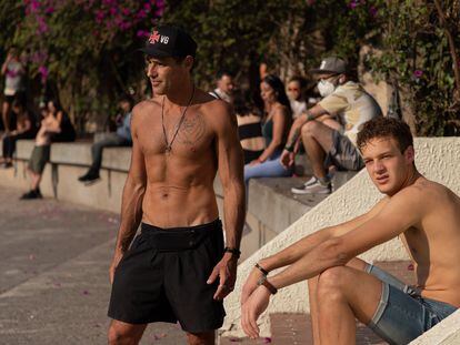 Jóvenes descansan en el Parque México, en la colonia Condesa, en Ciudad de México.