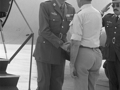 El entonces príncipe Juan Carlos de Borbón, a su llegada a El Aaiún, el 2 de noviembre de 1975.