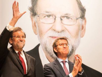 El expresidente del Gobierno Mariano Rajoy junto al presidente del PP en Galicia, Alberto Núñez Feijóo, durante la presentación de su libro este lunes en Santiago de Compostela