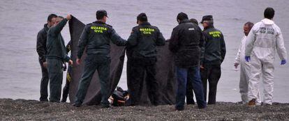 La Guardia Civil tapa un cadáver en la playa de Tarajal, en febrero de 2014.