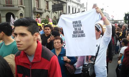 Miles de manifestantes participan en la marcha 'Ni una Menos' que busca denunciar el problema de la violencia hacia las mujeres en Perú.