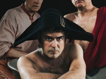 Pau Roca como Napoleón (en el centro), Oriol Guinart (Rustam), a la izquierda, y David Bagés (José I), en 'Els Buonaparte'.