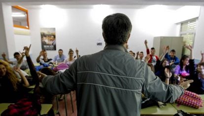 Profesor de Religión en el instituto Vega del Jarama, en San Fernando de Henares (Madrid).  