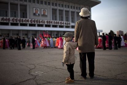Un niño sujeta una pistola durante un baile conmemorativo por el aniversario del líder de Corea del Norte, Kim Il-sung.