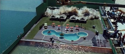 Rodaje de la secuencia del tsunami en la película 'Lo imposible', de Juan Antonio Bayona, en el tanque acuático de los estudios Ciudad de la Luz.