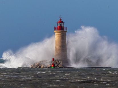 Un faro en Andratx golpeado por el mar por el temporal de viento de esta semana.