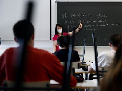 Una profesora imparte una clase de matemáticas en un Instituto de Educación Secundaria.