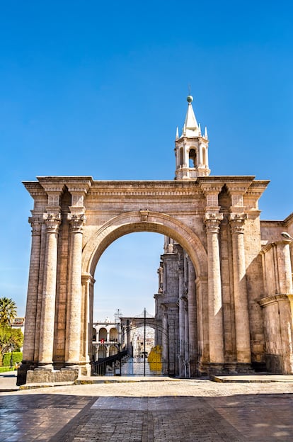 Vista de la catedral de Arequipa, en la plaza de Armas de la ciudad peruana.