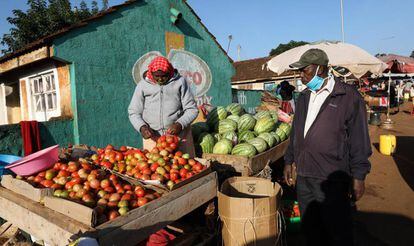 El guía Joseph Ngigi, de 60 años, ha trabajado como guía turístico durante la mitad de su vida. En la imagen espera a que su esposa Grace Wathoni termine de empacar los vegetales y frutas que va a vender ese día por Nairobi.