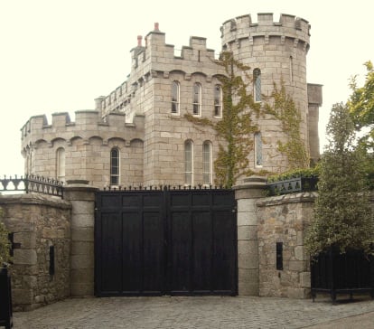 Una de las entradas de Manderley, el castillo de Enya