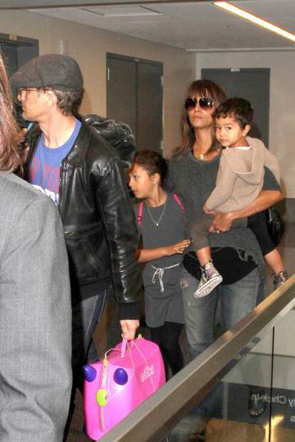Olivier Martinez y Halle Berry con sus hijos a punto de despegar rumbo México, el pasado marzo.