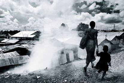 El millón aproximado de habitantes de Kibera han levantado un paisaje metálico de aluvión repleto de basura que nadie recoge.