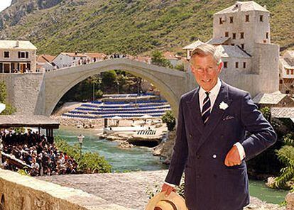 El Príncipe de Carlos de Inglaterra junto al puente, un símbolo de la ciudad destruido en 1993 e inaugurado hoy.