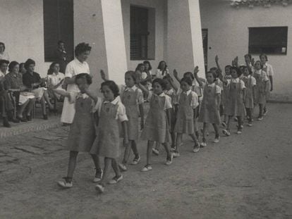 Un grupo de niñas en un acto de la Sección Femenina, durante el franquismo.