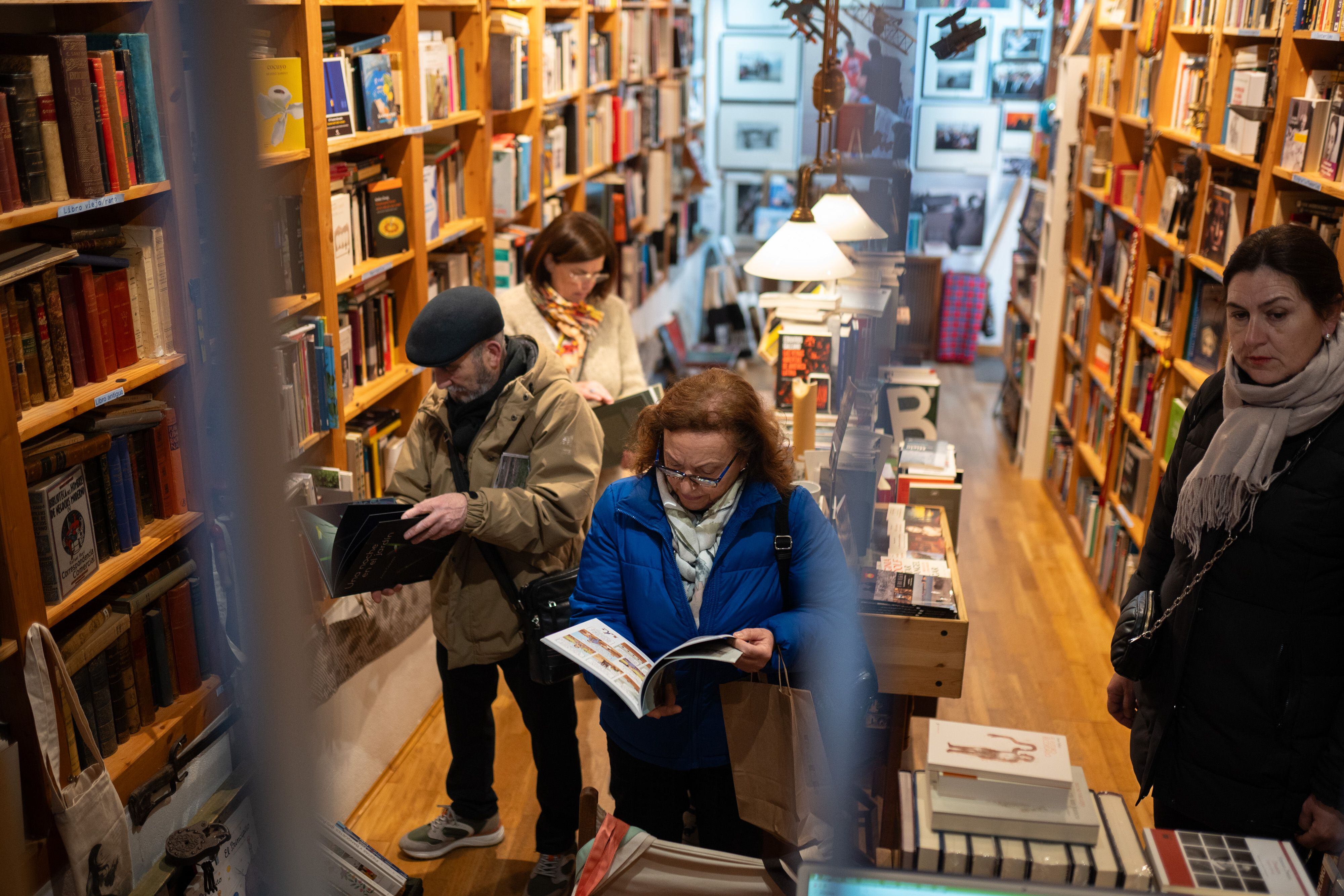 Un grupo de turistas en la librería Primera Página, en Urueña.