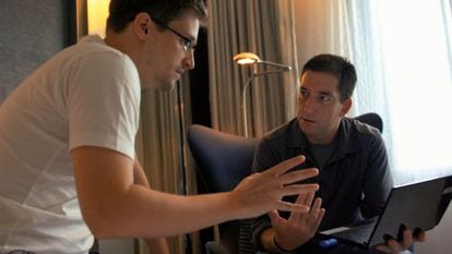 Edward Snowden conversa con el periodista Glen Greenwald en el documental.