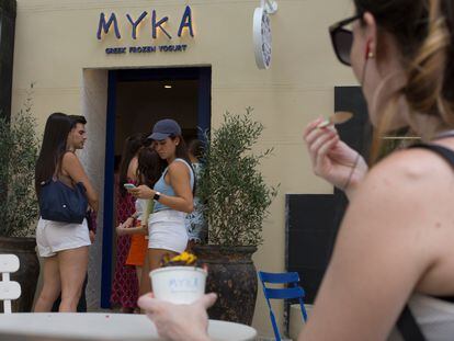 Un grupo hace cola en un establecimiento especializado en yogur griego en Madrid. 