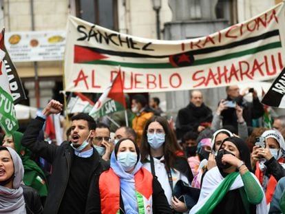 Varios asistentes a la manifestación contra la decisión de Sánchez sobre el Sáhara Occidental.