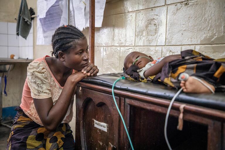 Luc tiene 19 meses y padece una neumonía grave. Enfermó cinco días antes de que su madre lo llevara al hospital, en República Democrática del Congo (RDC). Su respiración era muy rápida (55 respiraciones por minuto) y su saturación de oxígeno era del 86% cuando en realidad debería estar entre el 92% y el 94%. Los médicos le pusieron oxígeno y le hicieron una transfusión de sangre. También le dieron antibióticos.