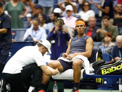 FOTO: Nadal es atendido de la rodilla durante la semifinal contra Del Potro en Nueva York. / VÍDEO: Declaraciones de Nadal tras el partido.