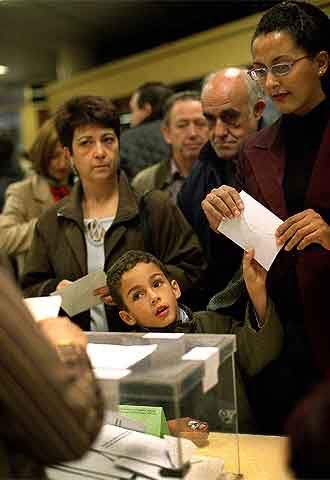Un grupo de ciudadanos se disponen a votar en las últimas elecciones autonómicas, en noviembre de 2003.