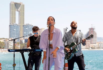 La cantante Ruth Lorenzo actúa durante el acto en el que la Generalitat Valenciana, Benidorm y RTVE han anunciado la firma de un protocolo de colaboración para la celebración de un evento musical que designe al representante español en Eurovisión.