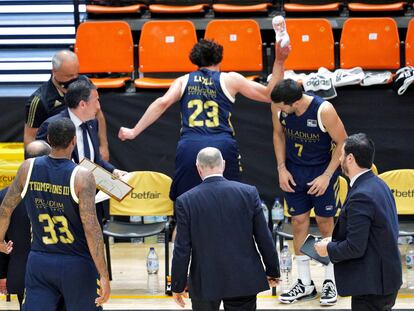 Llull lanza una botella de agua al suelo durante un tiempo muerto del Madrid. EFE/Manuel Bruque