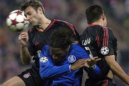Robert Kovac y Lucio del Bayern disputan el balón con Didier Drogba del Chelsea.