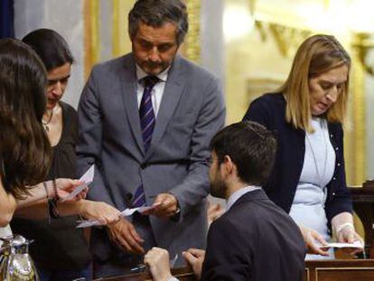 Una diputada de Podemos asegura que el rechazo, por un solo voto, a la lista de consejeros de la corporación pública fue un fallo  caído del cielo 